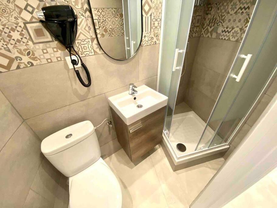 Apartamentos Con Bano Privado Frente Al Metro L5 Barcelona-Hospitalet L'Hospitalet de Llobregat Eksteriør bilde